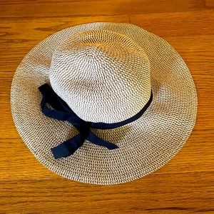 NWOT Floppy Beach Hat, tan & black